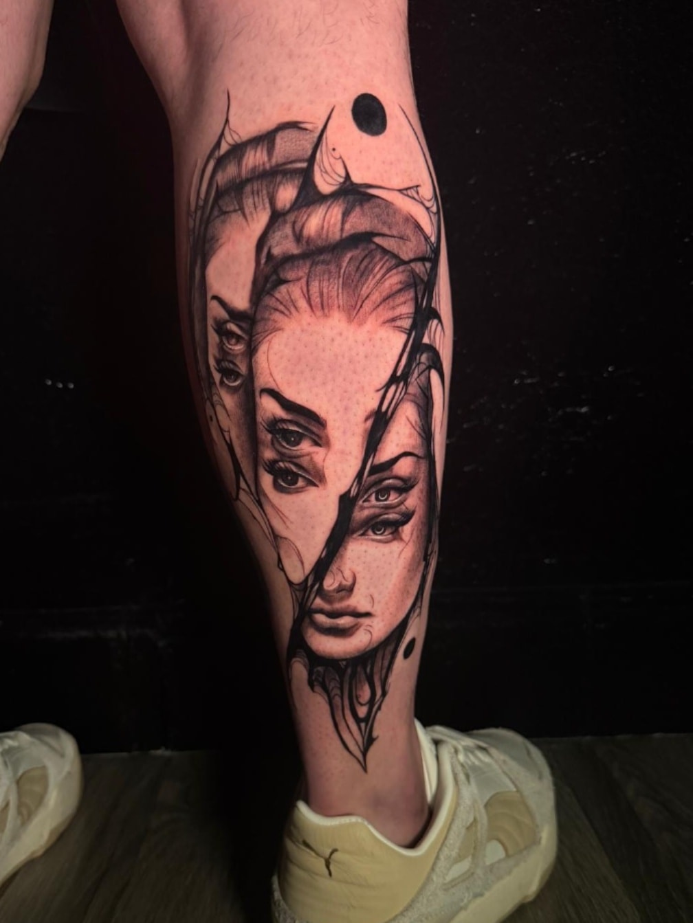 Tatuaje blackwork — manga