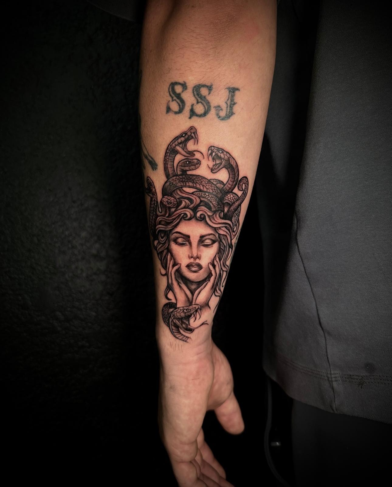 Tatuaje fineline — botánico
